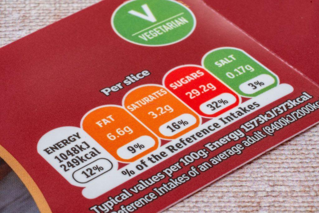 Voedingswaardetabel en allergeneninformatie op de achterkant van een levensmiddelenverpakking voor QA-specificatiebeheer.