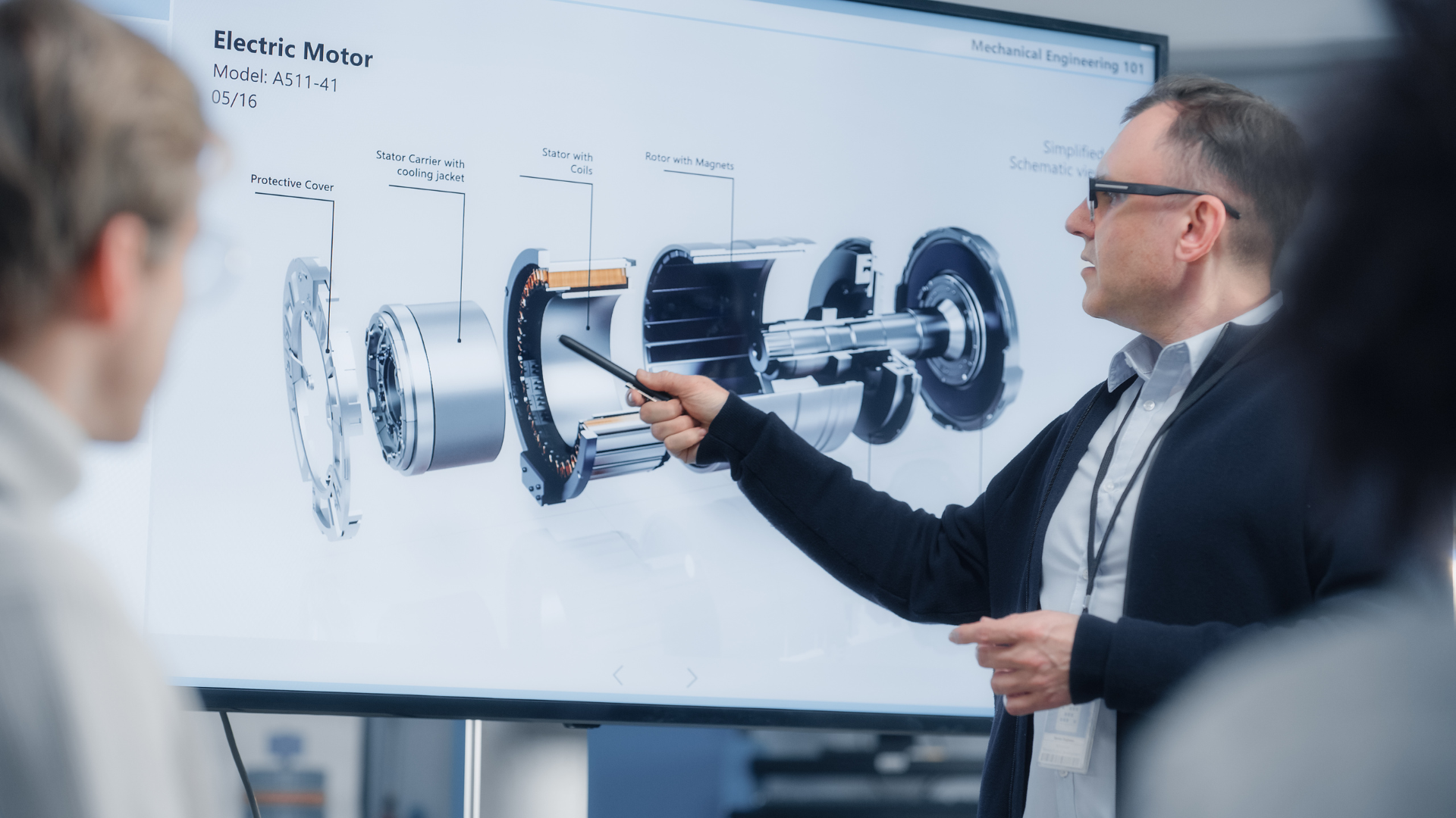 Hoofdengineer geeft presentatie over elektrisch motorontwerp en technische schematiek; bekijk onze vacatures voor chief engineers.