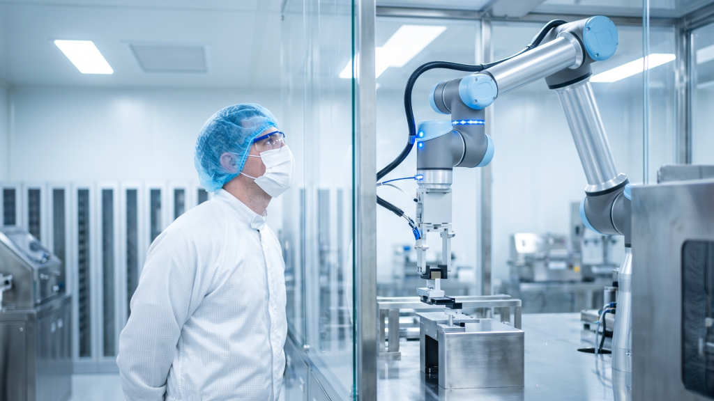 Engineer in high tech omgeving bekijkt nieuwe apparatuur